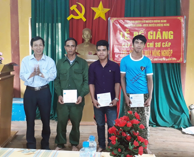 Bế giảng lớp sửa chữa máy nông nghiệp